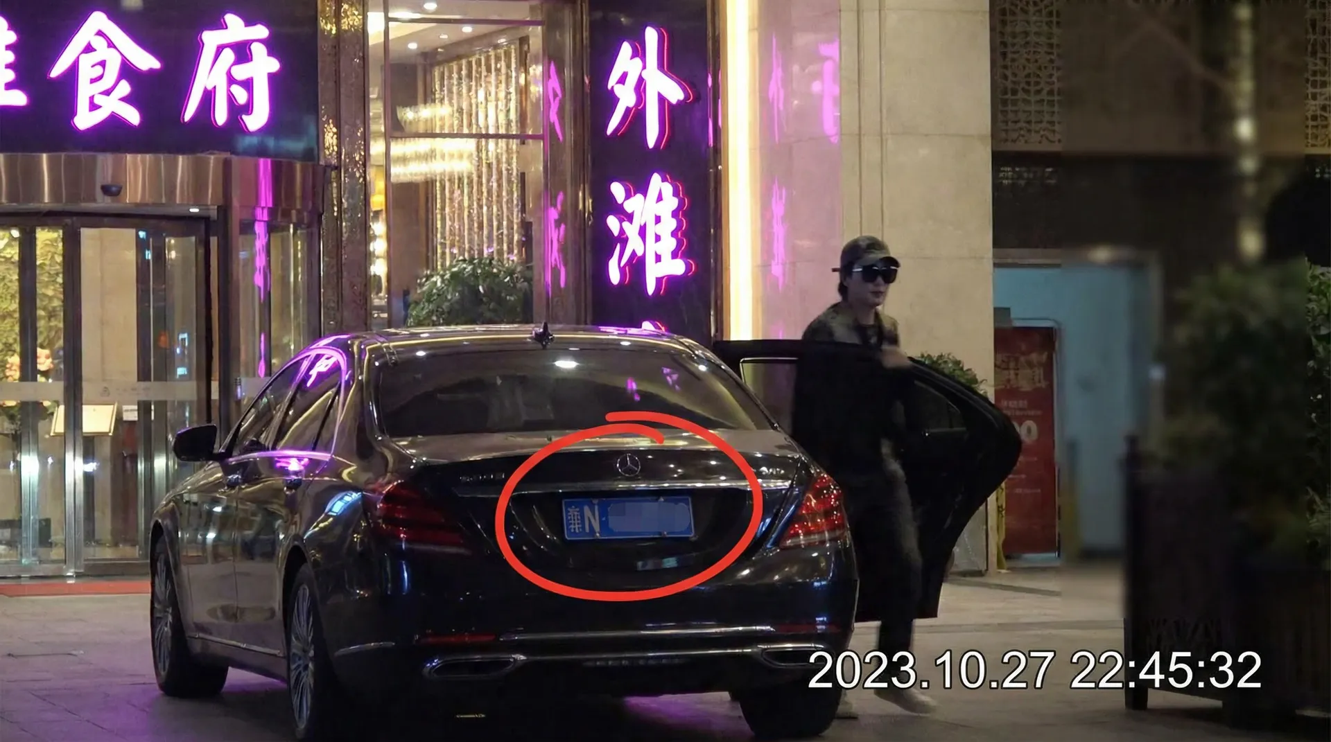 黑料网址 - 豪车餐厅外被拍